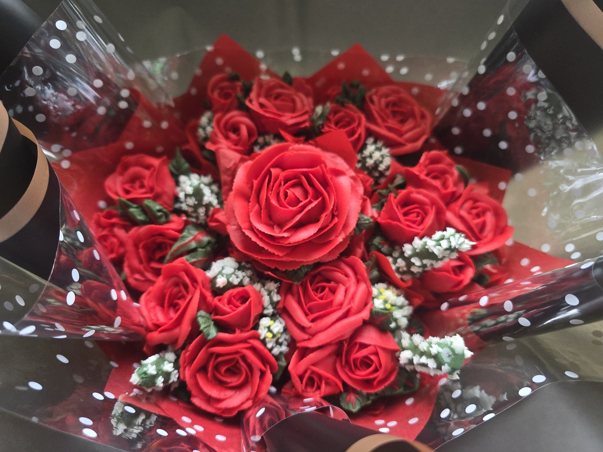 Red buttercream floral cupcake bouquet